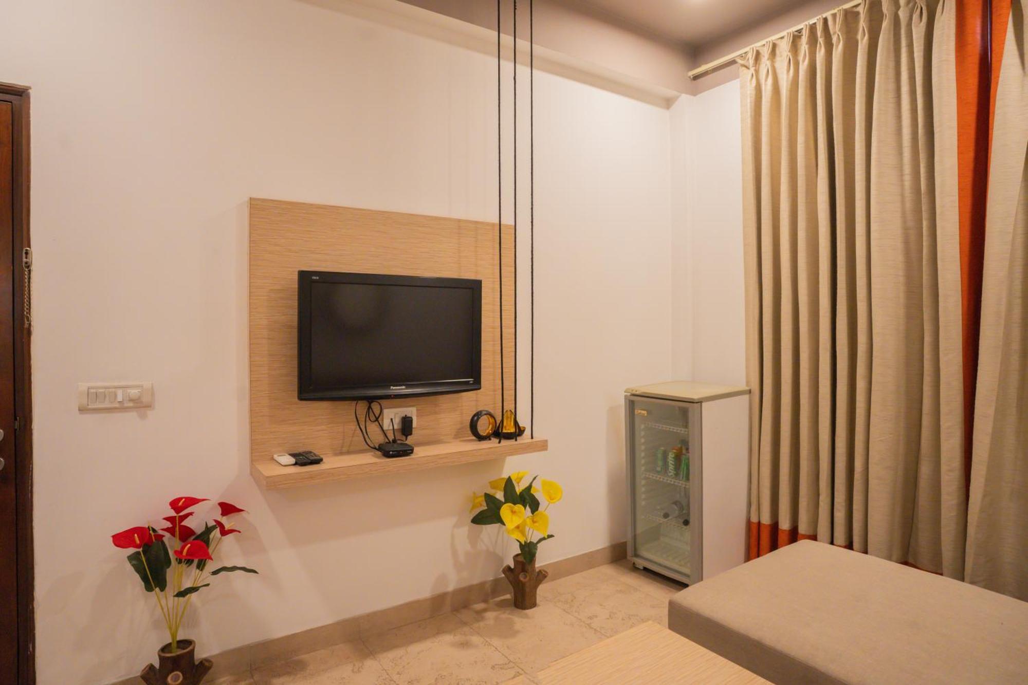 Ahuja Residency Parklane Hotel Gurgaon Exterior photo