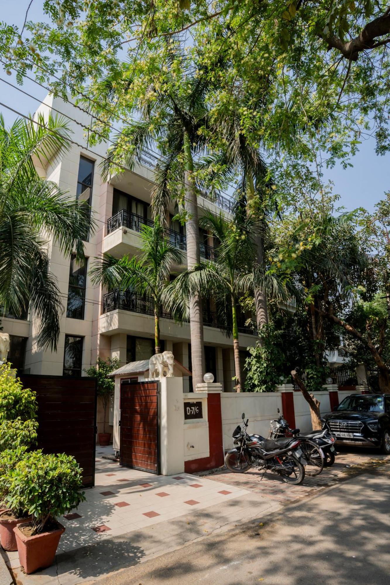Ahuja Residency Parklane Hotel Gurgaon Exterior photo