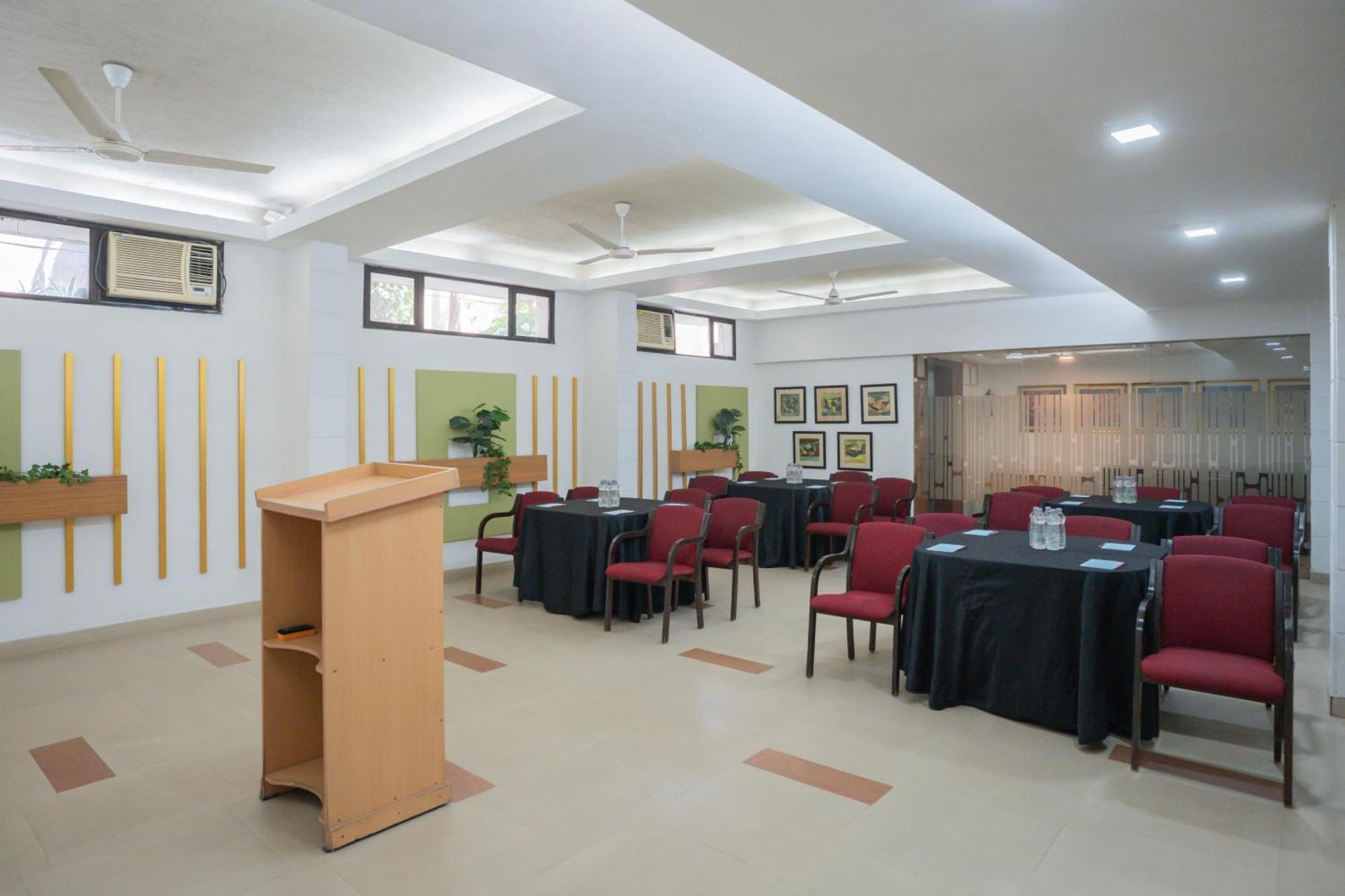 Ahuja Residency Parklane Hotel Gurgaon Exterior photo
