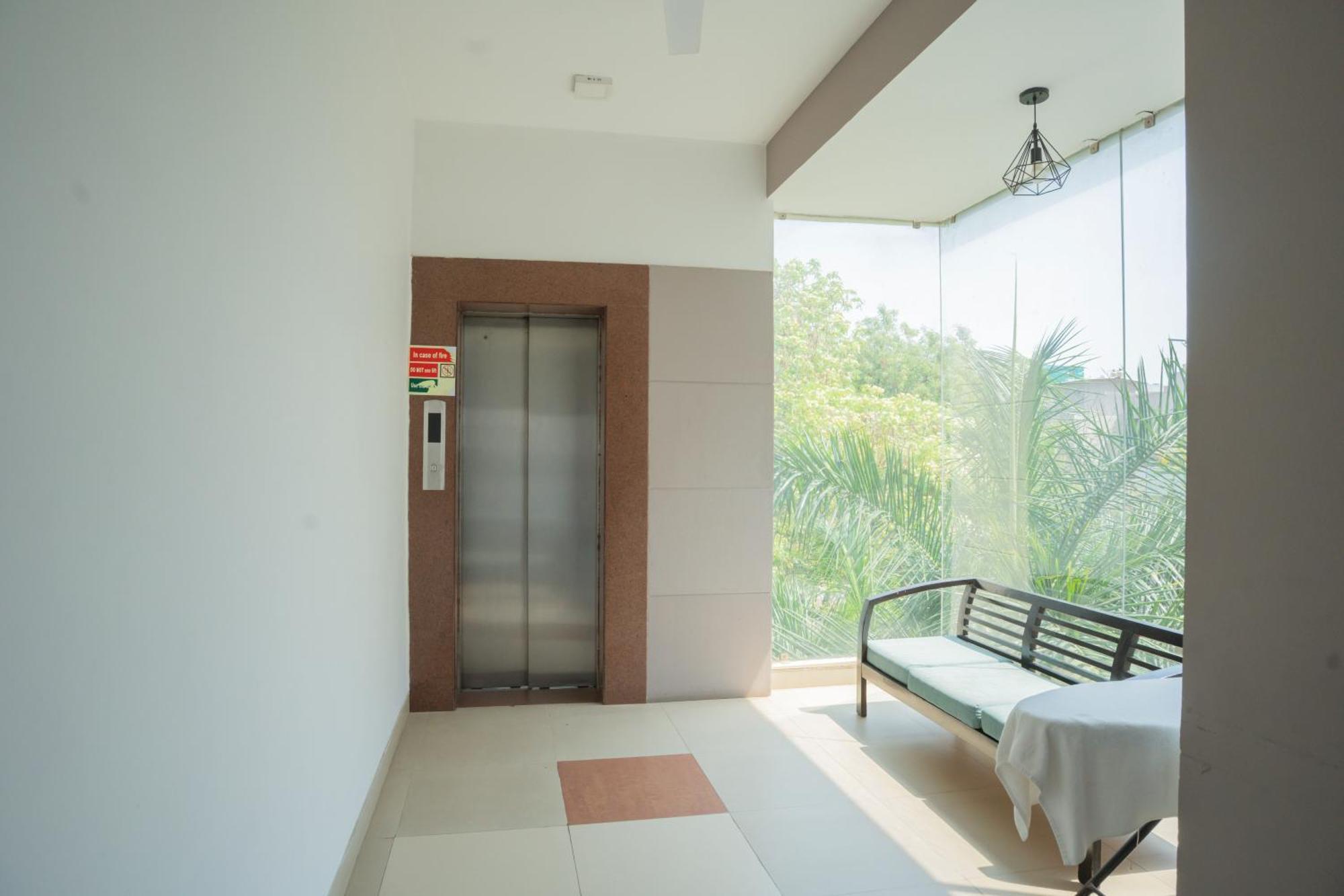Ahuja Residency Parklane Hotel Gurgaon Exterior photo