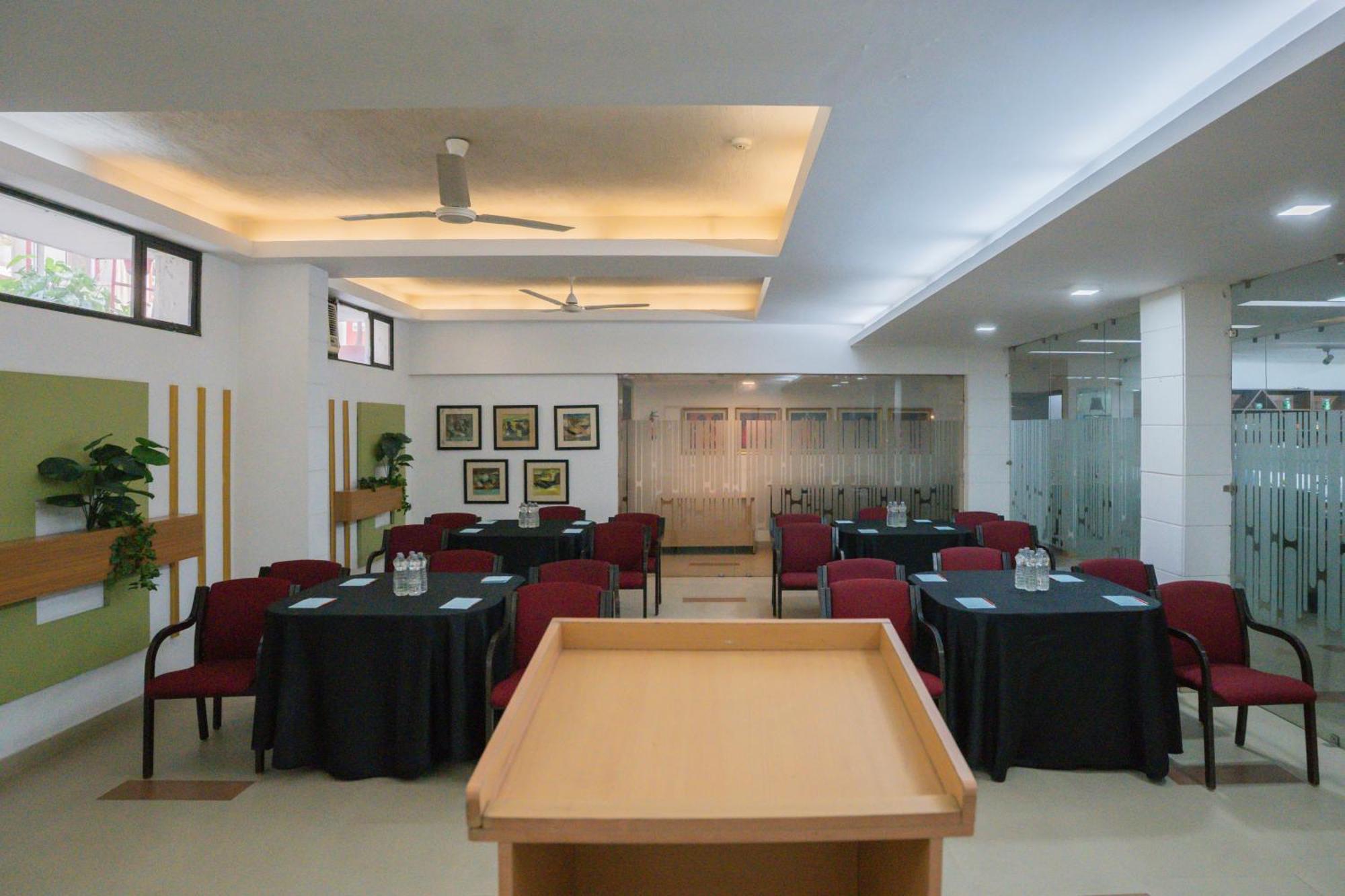 Ahuja Residency Parklane Hotel Gurgaon Exterior photo
