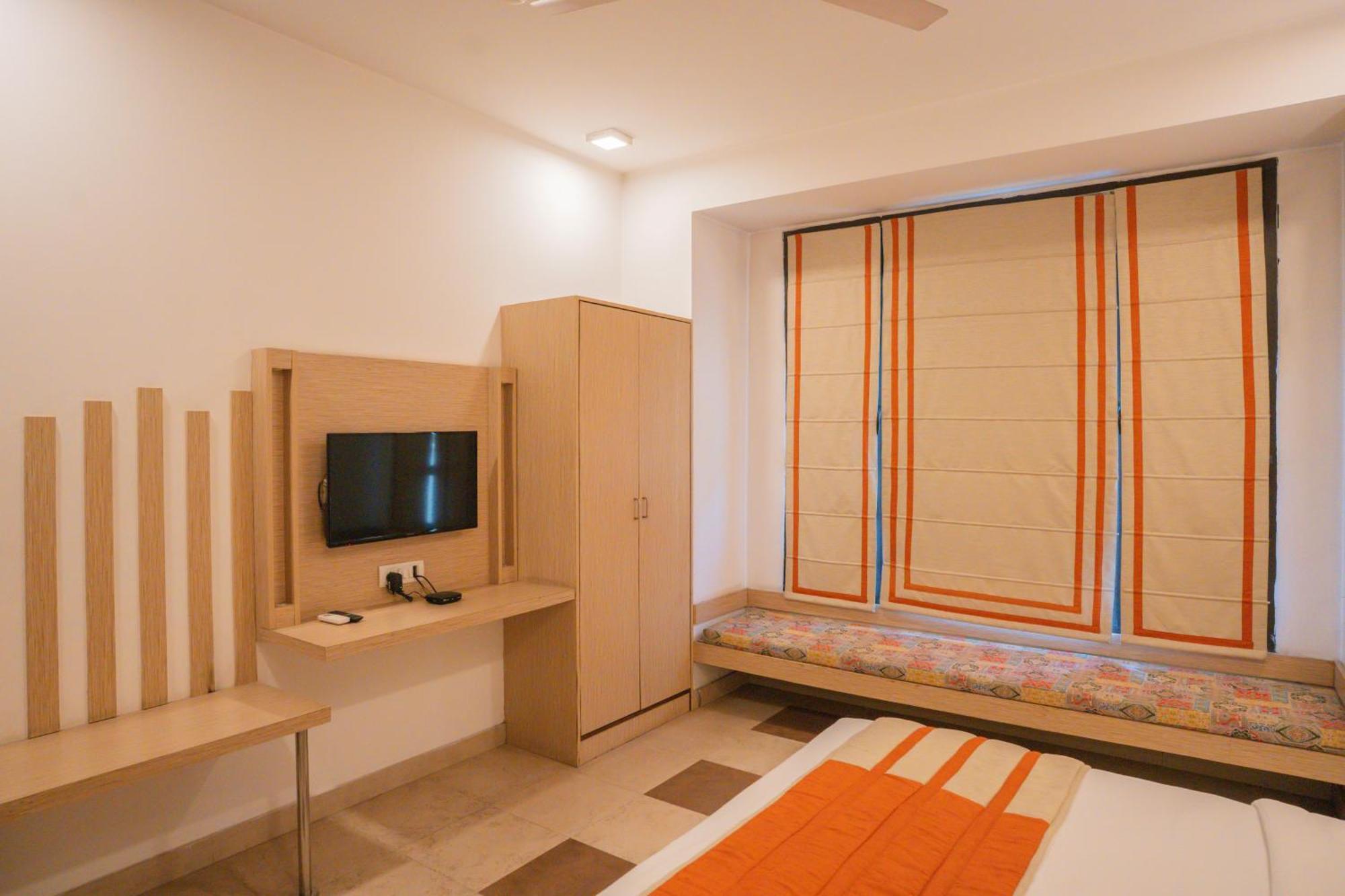 Ahuja Residency Parklane Hotel Gurgaon Exterior photo